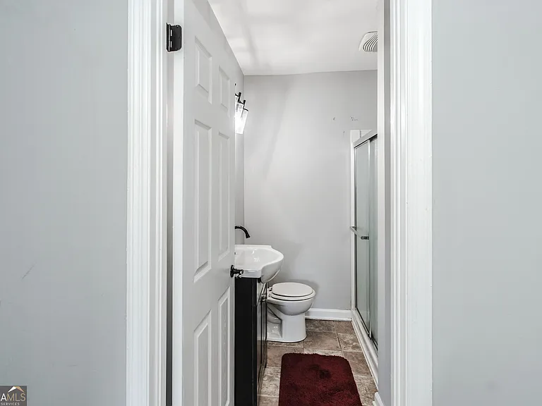 302 E Valley Rd NE — Photo 8