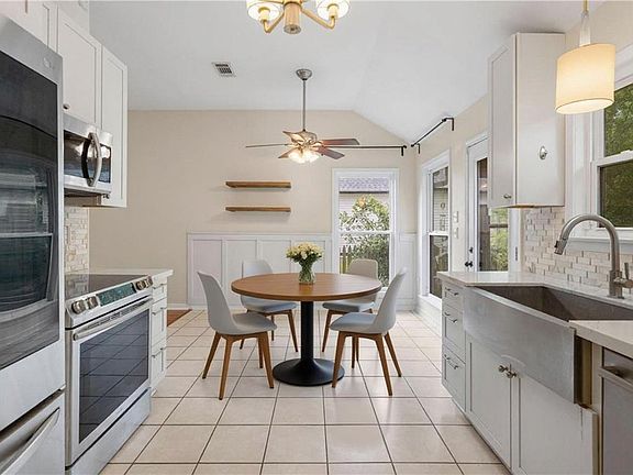 3rd image of 5 Maison Dr