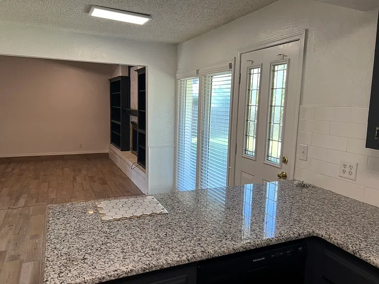 509 S Bouziden Dr — Photo 5