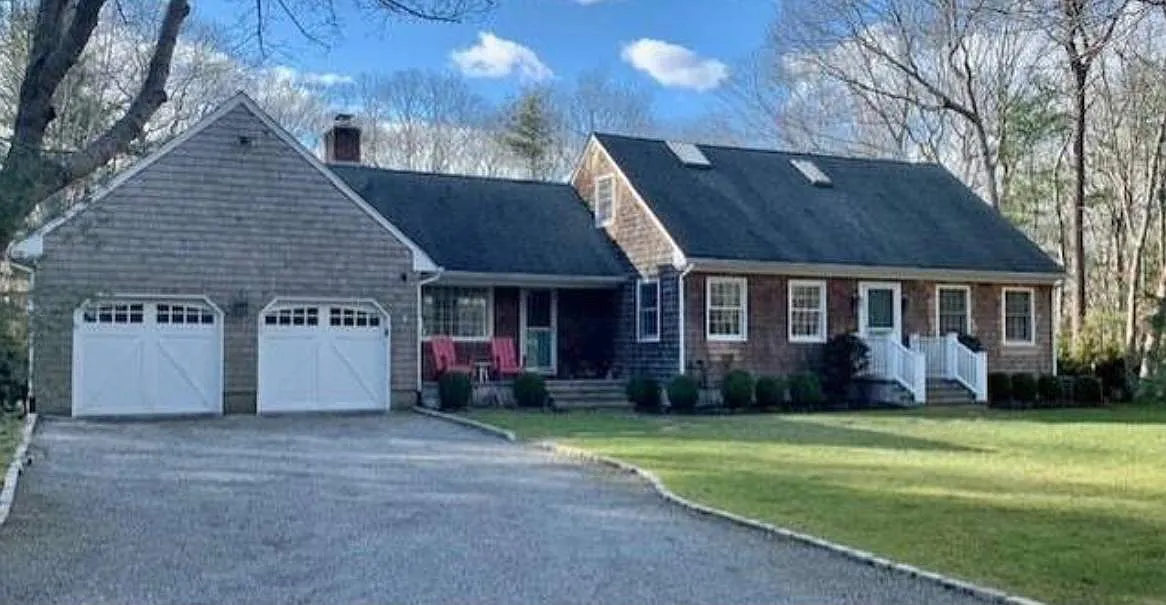 Bright, sunny cape in a private setting in desirable Quogue — Photo 1