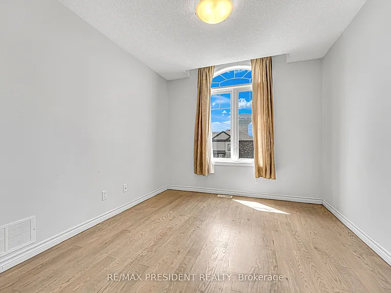 573 Forman Ave — Photo 8