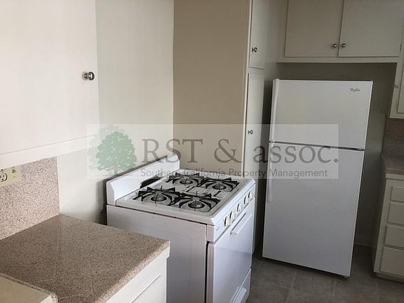 3rd image of 527 S Barrington Ave APT 4