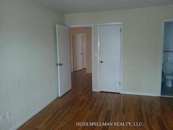 2nd image of 141A Manorhaven Blvd
