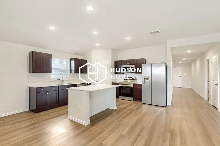 3 bed, 2.0 bath, 1600 sqft, $1,649 — Photo 4