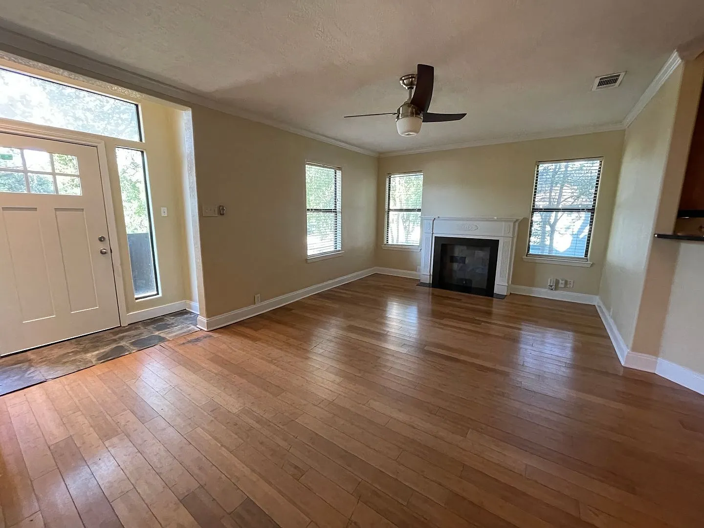 7bed/6.5bath + 3 car garage and carport — Photo 3