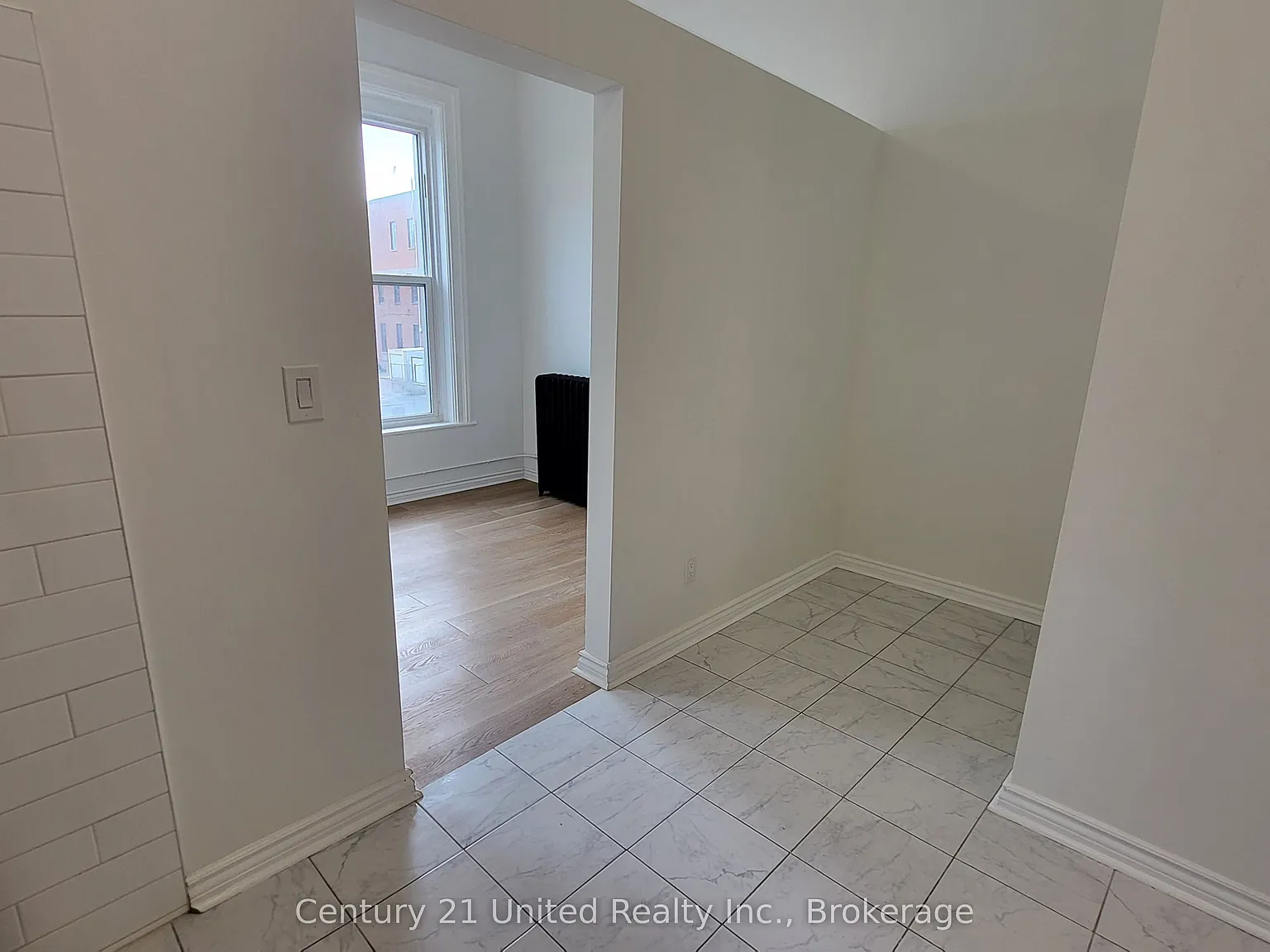 172.5 Hunter St W — Photo 4