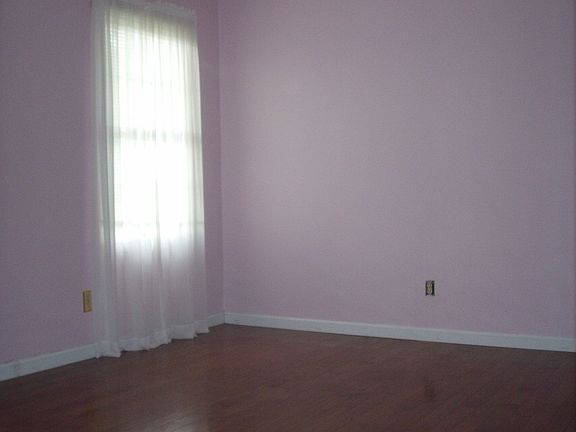 2nd flr bdrm with hardwood flr