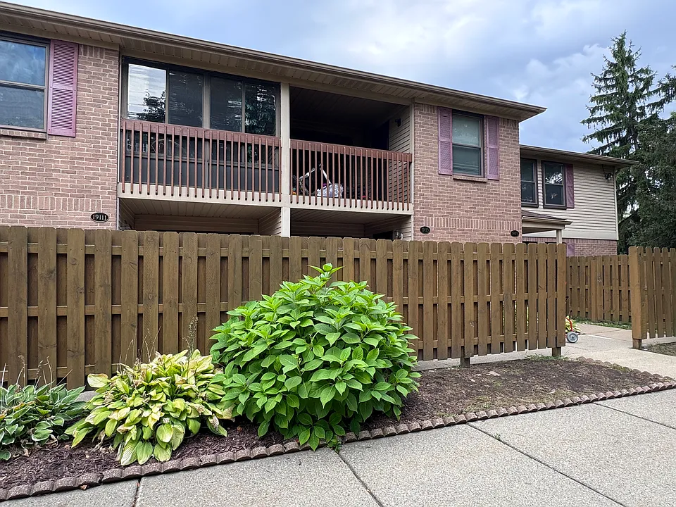 19113 Surrey Ln