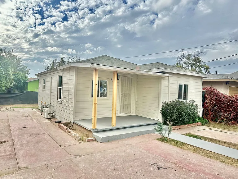 426 N Vineyard Ave — Photo 2
