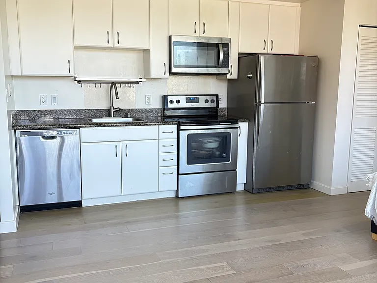 260 King St #617 — Photo 3