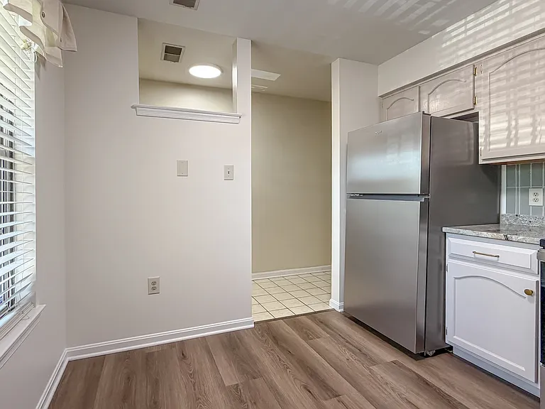 208 Greenview Dr — Photo 11