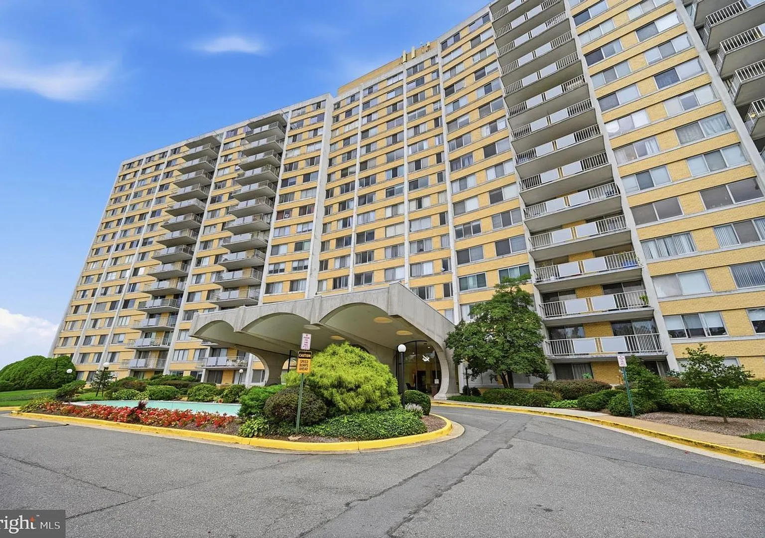 Beautifully Updated Corner 1Bedroom 1 Bath Condo with Large Balcony All Utilities Included! — Photo 4