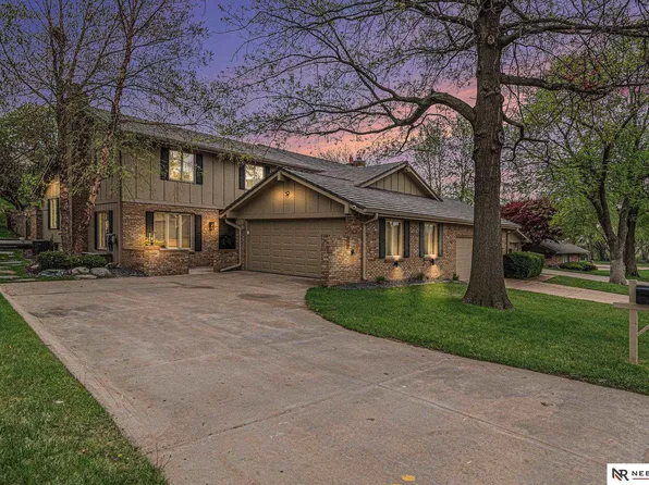 9950 Fieldcrest Dr, Omaha, NE 68114