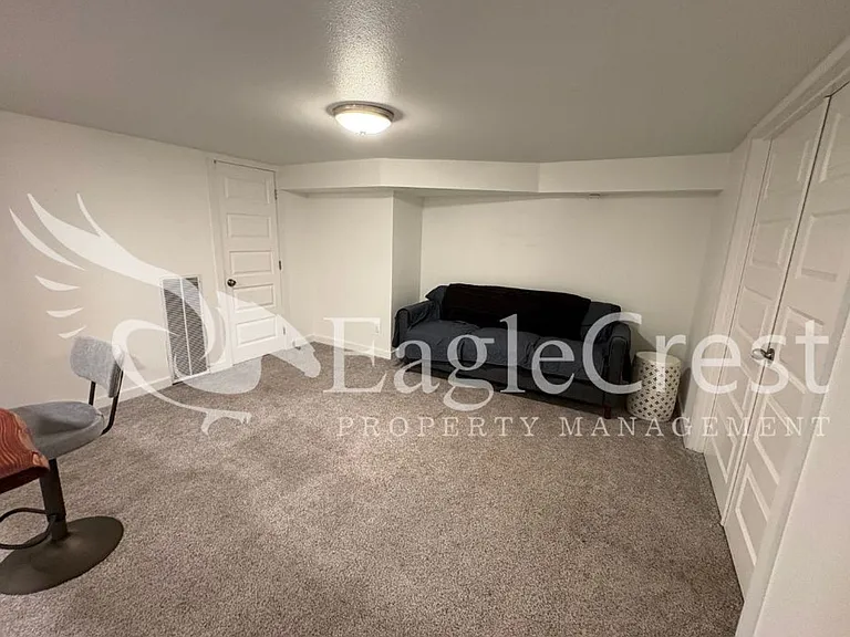 1031 N Clinton St — Photo 26