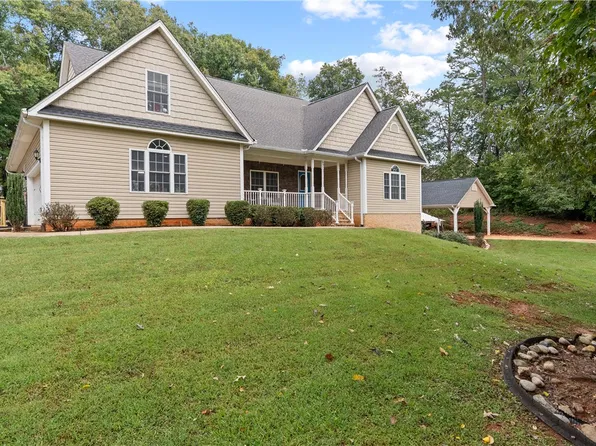 605 Bryant Crossing Dr, West Union, SC 29696