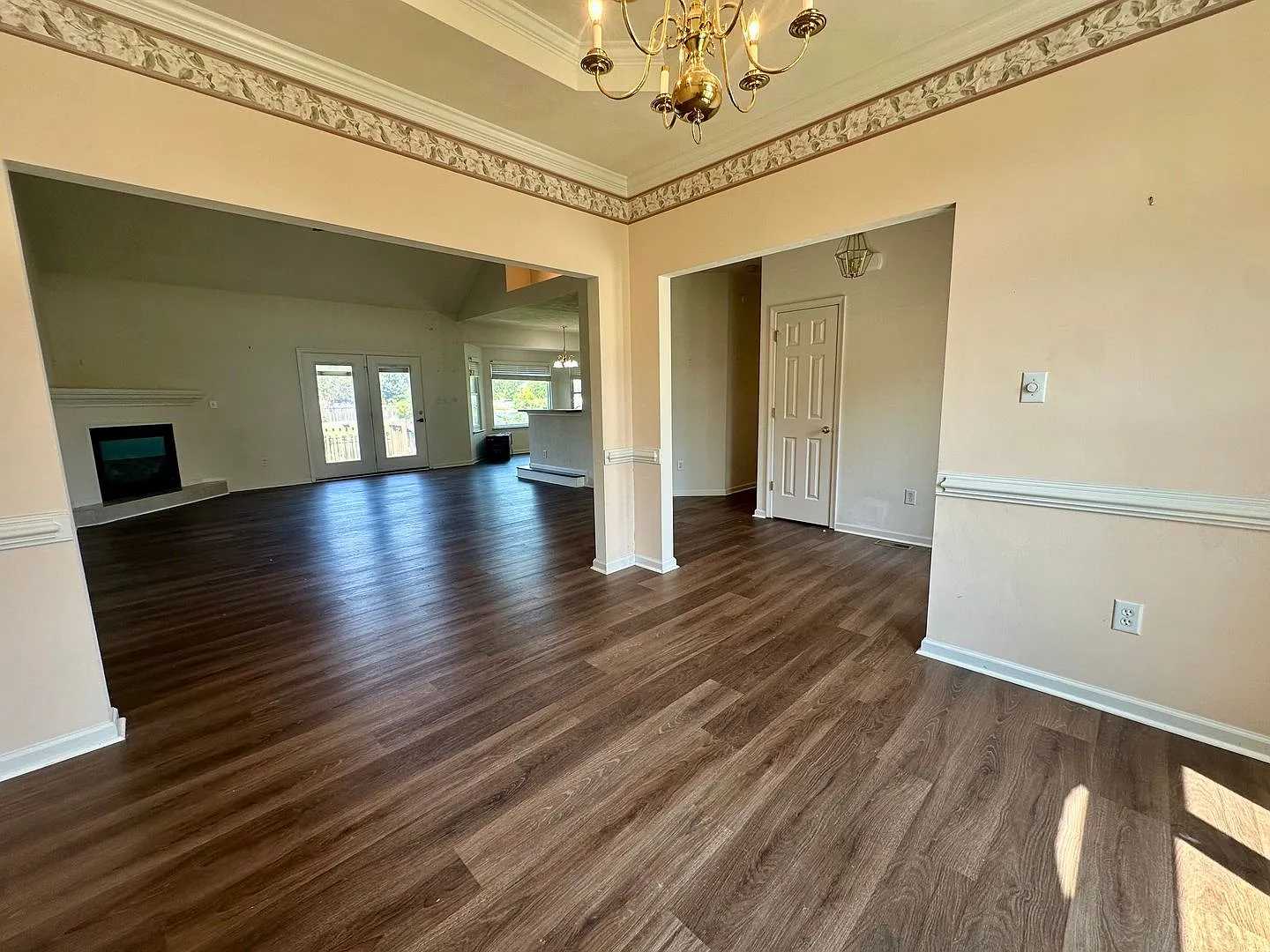 Beautiful 4-Bedroom Cul-de-Sac Home with Stunning Water Views — Photo 4