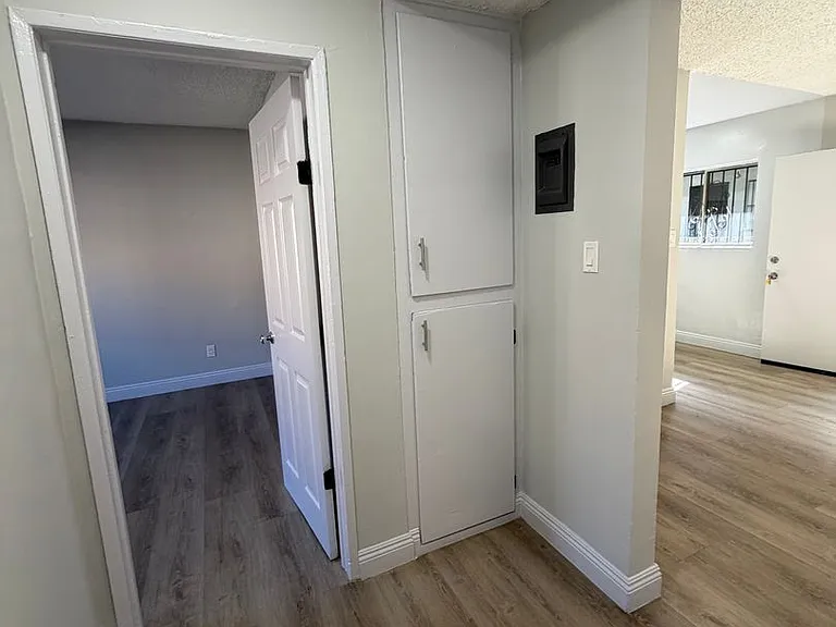 4265 S Hoover St — Photo 15