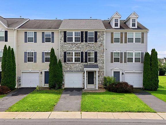 2nd image of 32 Lombard Ln