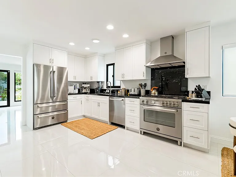 707 Begonia Ave — Photo 5