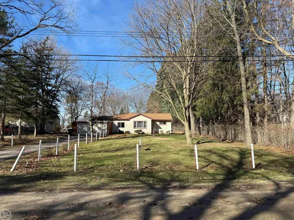 1460 Gravel Ridge Dr, Rochester Hills, MI 48307