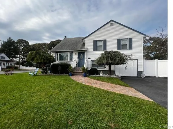 882 Roosevelt Street, West Hempstead, NY 11552