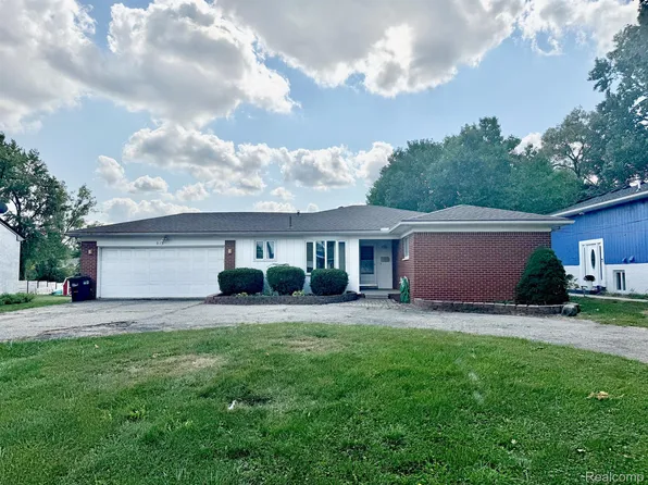 915 James K Blvd, Pontiac, MI 48341