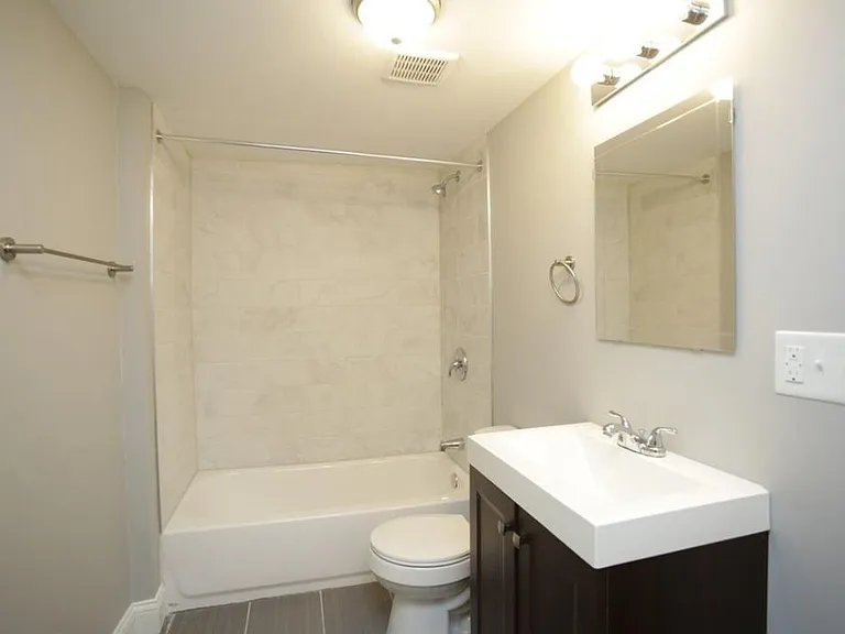 100 W 38th St #19 — Photo 7
