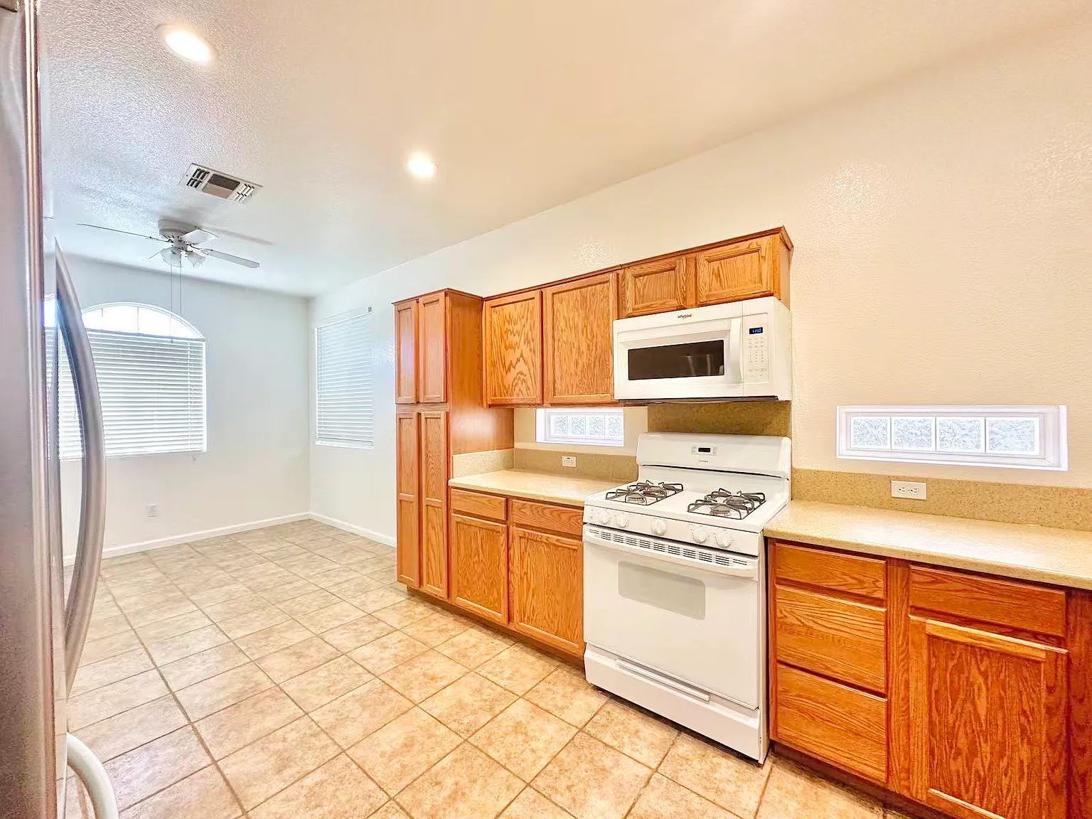 3 bed, 1457 sqft, $2,550 — Photo 4