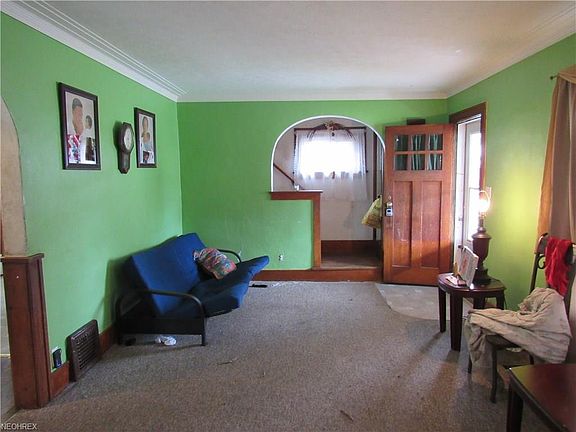 3rd image of 301 W 32nd St