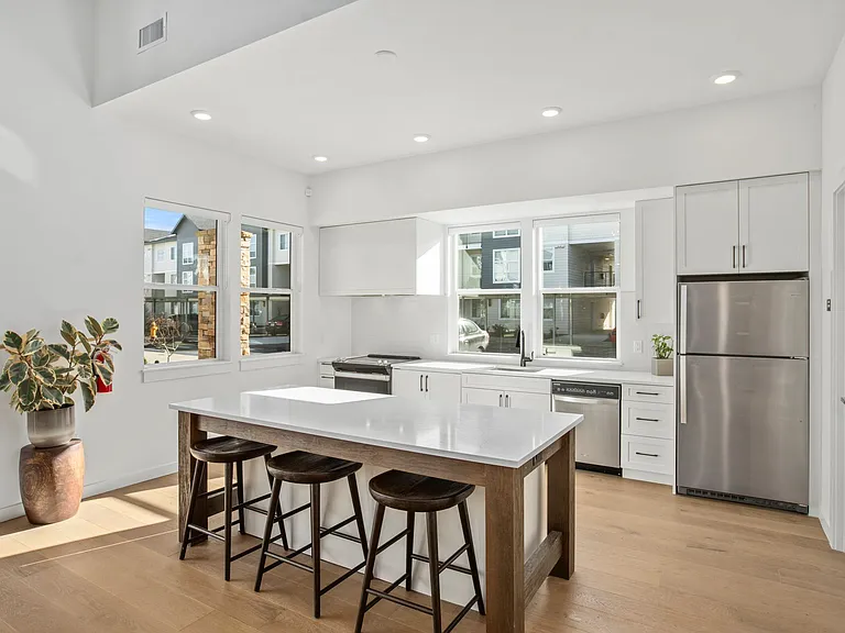 Pacific Valley Apartments — Photo 3