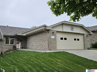 5731 Shadow Ln, Lincoln, NE 68516