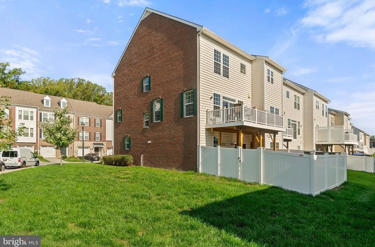 3 bed, 1760 sqft, $3,700 — Photo 3