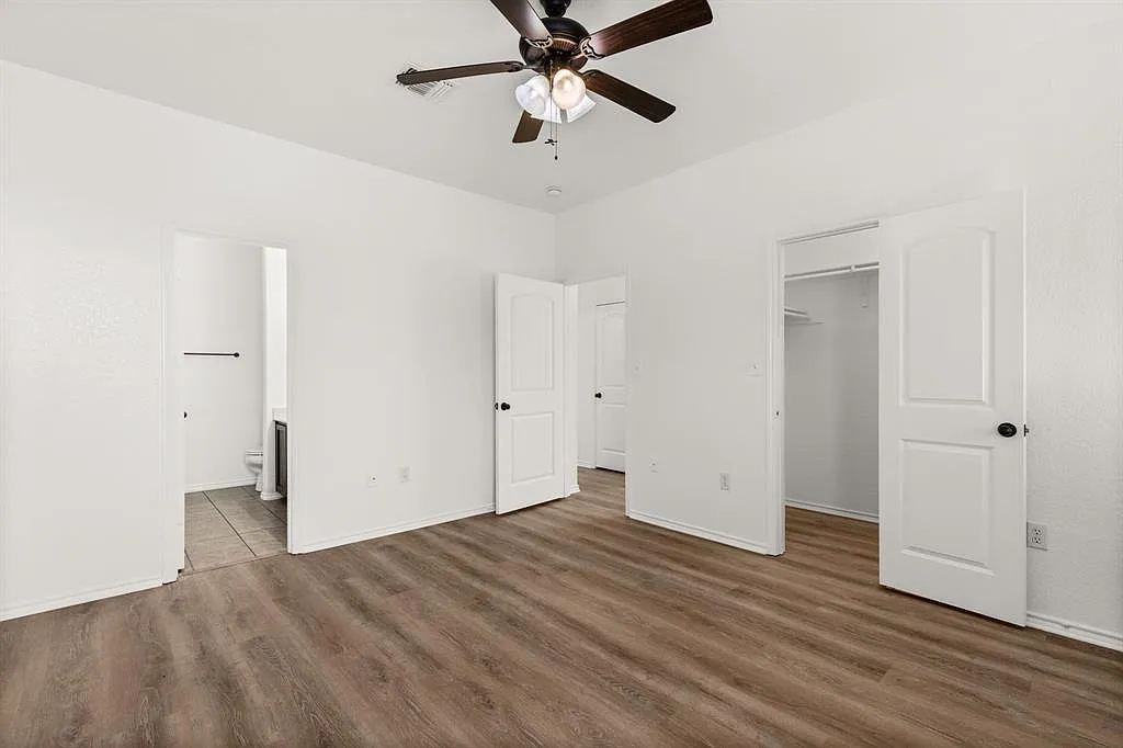 3 bed, 2.0 bath, 1281 sqft — Photo 4