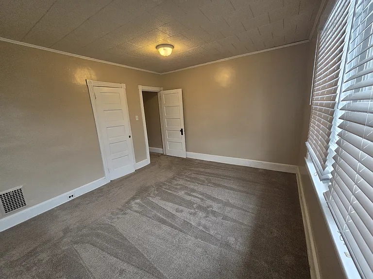 525 E Laurel St — Photo 11