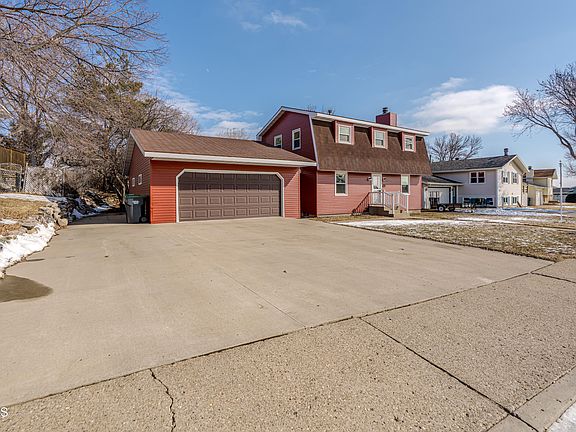 2nd image of 704 Johns Dr NE
