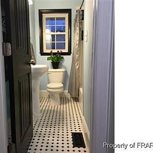 Bright, fresh bathroom with shower/tub