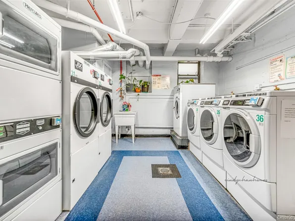 66-66 148th St #1D, Whitestone, NY 11357