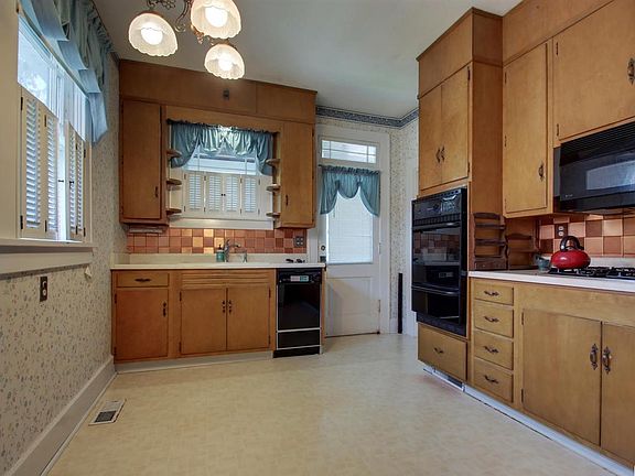 3rd image of 2207 Hampshire St