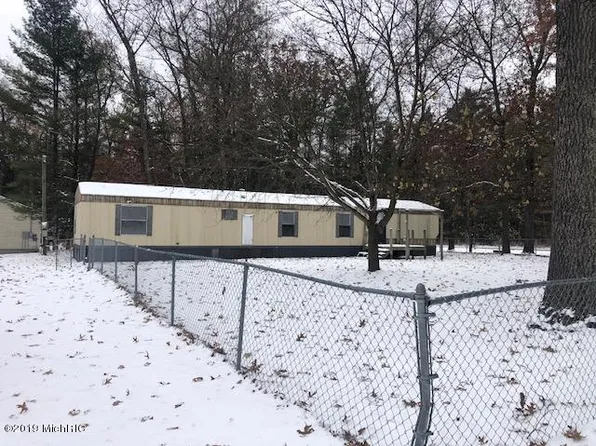 215 E Daniels Rd, Twin Lake, MI 49457