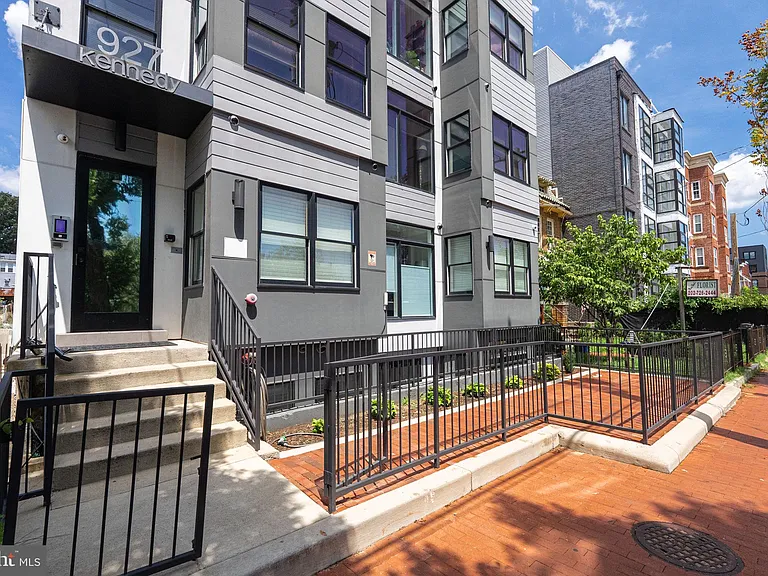 927 Kennedy St NW #304 — Photo 2