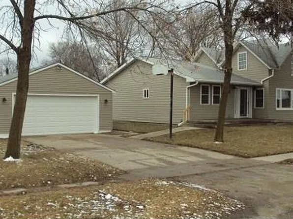 713 5th St, Dike, IA 50624