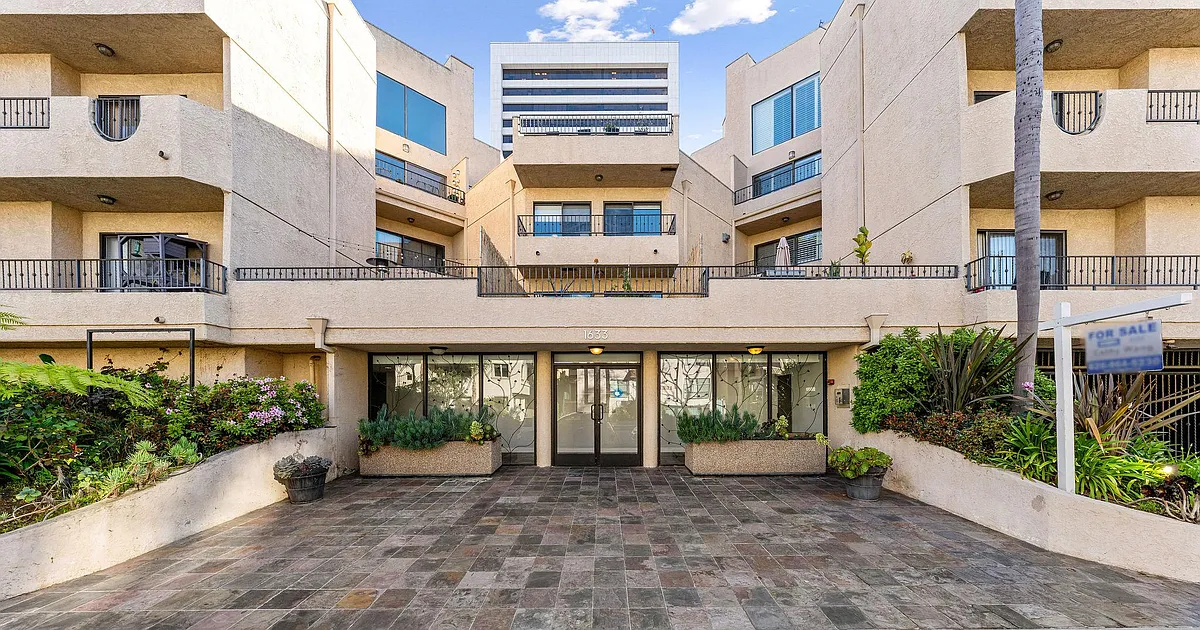 Building Photo - 1633 S Bentley Ave #102