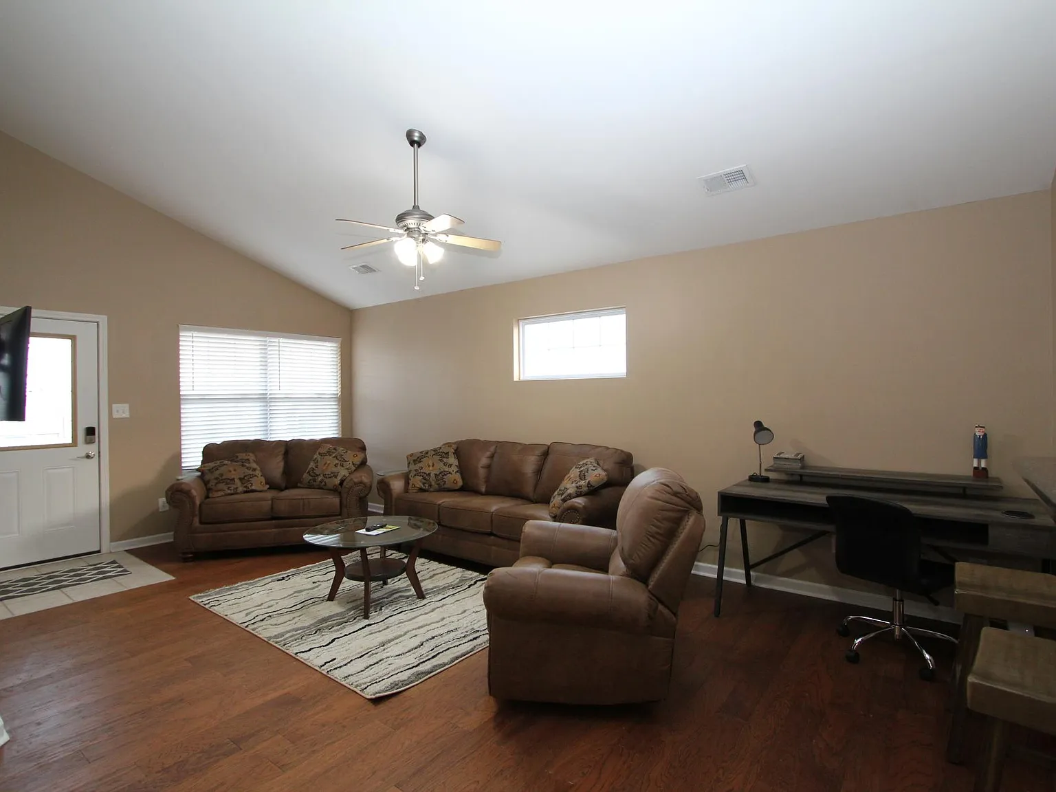 3 bed, 1422 sqft, $2,100 — Photo 3