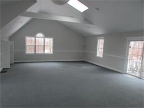 4th image of 92 Bedford St