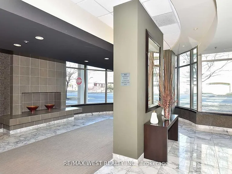 935 Sheppard Ave W #Penthouse 810 — Photo 3