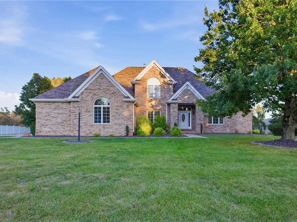2 Tealwood Cv, Charleston, IL 61920