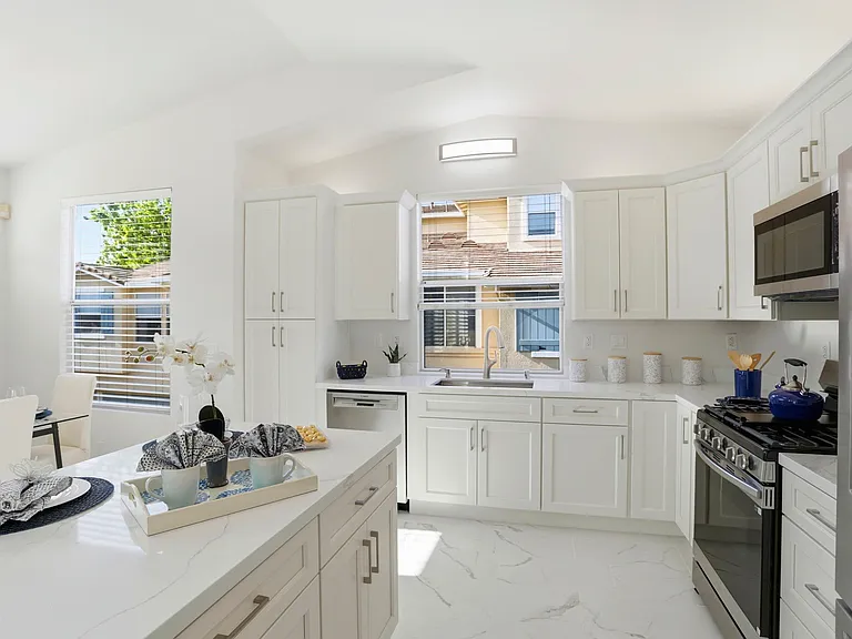 558 Manhattan Pl — Photo 17
