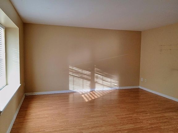 4th image of 429 Champs Ln