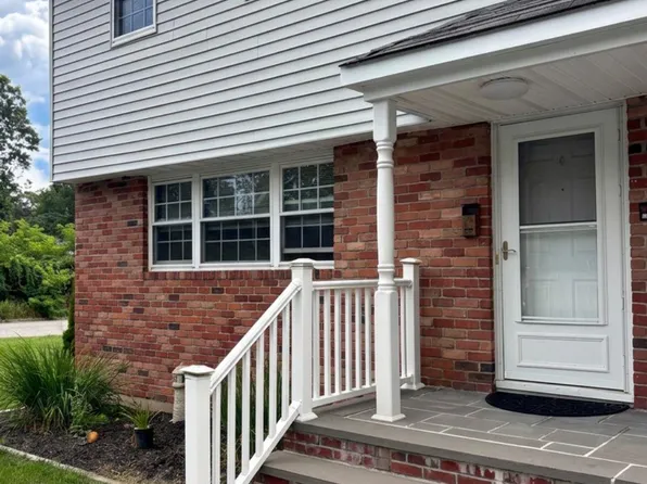 99 Washington St, East Islip, NY 11730