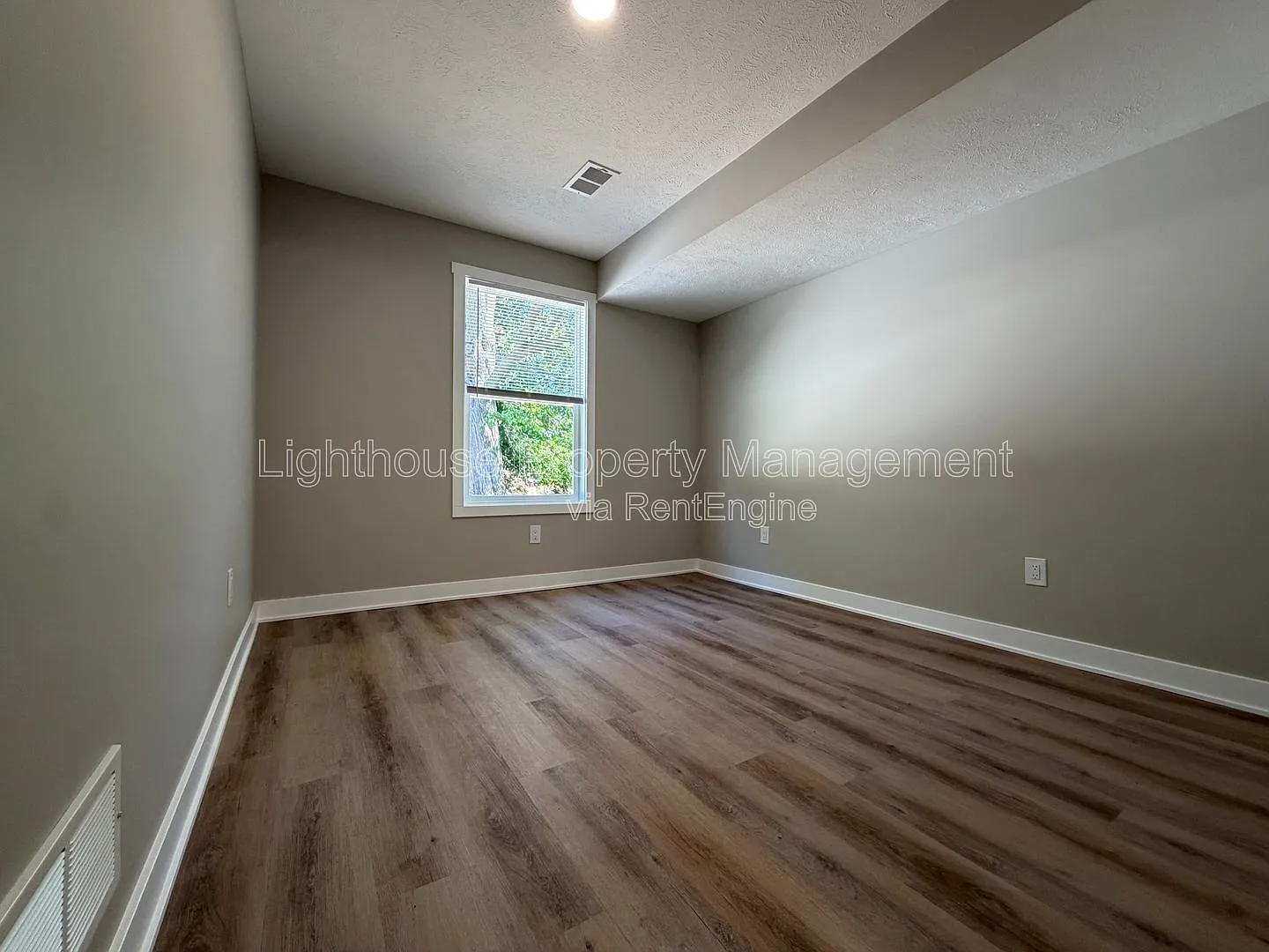3 bed, 3.0 bath, 1100 sqft, $1,590 — Photo 3